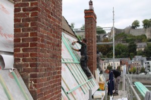 Réparation de toiture par un couvreur à Namur